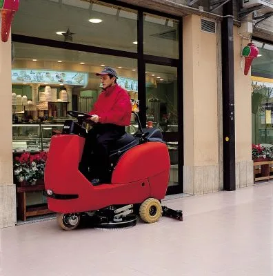 Podlahový mycí stroj - automat DRIVE T80